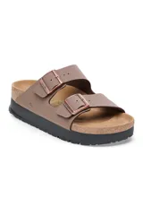 Sandalias Arizona Flex Plataform Birko-Flor color mocca, con plataforma y hebillas metálicas color cobre. Diseño de doble tira con ajuste estrecho.
