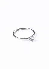 Anillo cintillo fino de acero quirúrgico plateado con piedra de strass de 4mm engarzada.