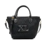Cartera tipo tote bag color negro, con diseño tejido formando rombos y logo XL Extra Large al frente en símil cuero. Tiene acceso con cierre, un bolsillo interno con cierre y otro abierto. Incluye correa regulable y herrajes color bronce.