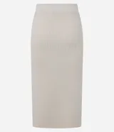 Pollera evasé midi de punto con cintura alta y elástico. Presenta un diseño con traspase delantero.