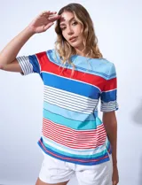 Remera de algodón con estampado a rayas en colores azul, rojo y blanco, de manga corta y detalle de botón en la presilla.