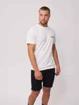 Remera de hombre Rusty de algodón color blanco, con logo estampado en el frente y la espalda, de corte regular.