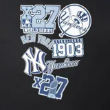 Remera verde agua con el logo de la MLB y el logo de los New York Yankees estampado en el frente.