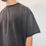 Remerón negro de corte oversize y tela pesada.