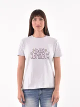 Remera blanca de algodón con estampado de cerezas rojas y texto "Mon Cheri".