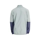 Campera deportiva New Balance Graphic Impact Run Packable, color gris claro y azul marino. Confeccionada en tejido de nailon resistente al viento y al agua, con cierre frontal completo, cuello alto y puños elásticos. Cuenta con un bolsillo plegable que permite guardar la chaqueta en una riñonera.