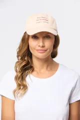 Gorro con visera color beige con bordado frontal.