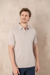 Remera celeste de corte clásico, con cuello polo abotonado y mangas cortas.