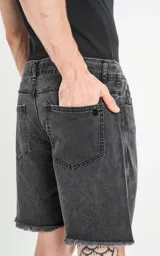 Bermuda de denim gris con efecto lavado, corte regular y ruedo desflecado.