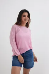 Sweater negro de tejido calado con mangas 3/4 y escote amplio.