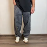 Pantalón de jean gris oscuro con efecto lavado, corte amplio y tiro alto.