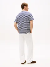Remera de algodón a rayas horizontales azules y blancas, con cuello redondo azul y logo de Tommy Hilfiger en el pecho.