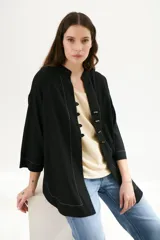 Sobrecamisa beige con cuello mao, manga 3/4 y cierre frontal con botones de madera.