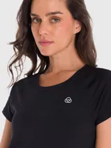 Remera deportiva de manga corta color fucsia, con cuello redondo y tecnología Aircool de secado rápido.
