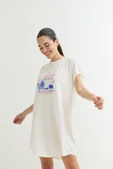 Vestido corto color verde oliva con estampado de dos rostros en color blanco.