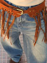 Jean azul de corte balloon, tiro medio, con un diseño de finas rayas verticales y lavado desgastado.