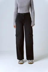 Pantalón wide leg color negro con bolsillos cargo laterales y tiro alto.