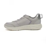 Zapatillas grises con detalles en lila, cordones elásticos y suela blanca.