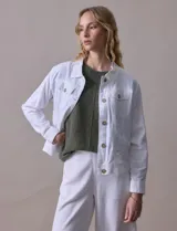 Campera de lino color beige, marca Dash, con abertura central y botones. Tiene bolsillos aplicados en la parte delantera.