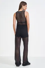 Pantalón negro de crochet con cintura elástica.