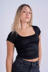 Remera de manga corta, con diseño tie-dye en tonos púrpura y rosa, ajustada al cuerpo.