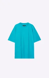 Remera turquesa de corte extra oversize con hombros caídos, cuello redondo y doble costura.