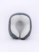Almohada cervical de viaje gris y blanco con correa ajustable.
