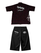 Conjunto de camisa de manga corta a cuadros rojos y negros con logo bordado y short negro con costuras rojas y logo estampado.