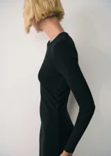 Vestido midi de tejido elástico negro, diseño entallado y mangas largas.