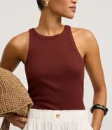 Musculosa blanca de algodón con cuello redondo y sisas anchas.