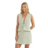 Remera sin mangas con estampado a rayas verticales verdes y blancas, con escote en V y lazo ajustable en el frente.