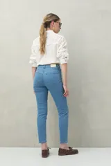 Jean chupín de tiro alto color azul oscuro, con bolsillos delanteros y traseros, confeccionado en denim con textura suave y leve elasticidad que se adapta al cuerpo.