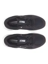 Championes Under Armour Charged Versurge para hombre, color negro con detalles en blanco y suela color caramelo.