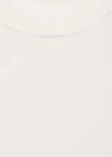 Jersey de punto fino color blanco, de manga corta y cuello redondo. Diseño entallado.