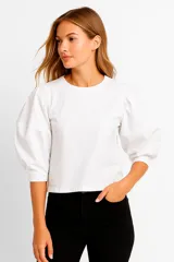 Remera blanca de algodón con mangas abullonadas y corte a la base.
