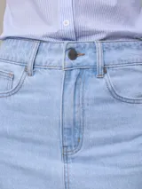 Falda midi de jean celeste con corte delantero y bolsillos.