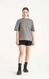 Remera gris melange de corte crop y calce oversize, con hombros caídos y cuello redondo.