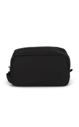 Neceser JanSport Dopp Kit negro con logo estampado en azul y rojo.
