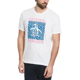 Remera blanca de manga corta con estampado de mosaicos azules y logo de pingüino en el centro.