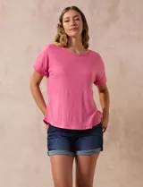 Remera celeste de corte recto, con cuello redondo y mangas cortas con dobladillo. Presenta detalle de botones en la espalda.