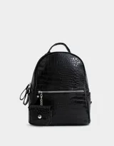 Mochila negra con efecto piel de cocodrilo, bolsillo frontal con cierre, charm de monedero colgante, correas regulables, manija superior, doble cierre superior y bolsillos laterales.