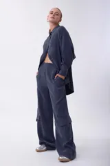 Camisa de manga larga color rosado oscuro/terracota, con cuello camisero y botones frontales. Presenta un calce holgado y tejido con caída.