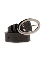 Cinturón plateado de cuero sintético con textura granulada y hebilla ovalada metálica.