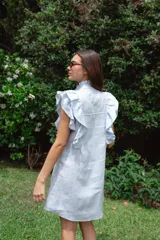 Vestido corto rojo de lino con cuello mao fruncido, volados en los hombros, caída recta y botones al frente.