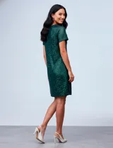 Vestido corto de lentejuelas marca Ninety, con cuello a la base y mangas cortas. Cuenta con forro interno a tono y un calce entallado.