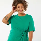 Vestido midi verde con corte a la rodilla, mangas cortas y detalle drapeado en la cintura.