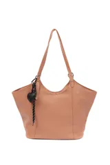 Cartera negra tipo shopper con textura símil cuero, doble asa de hombro y llavero colgante con forma de corazón.