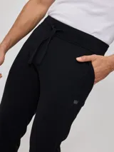 Pantalón deportivo tipo jogging color gris, confeccionado en 60% algodón y 40% poliéster, con cintura elástica ajustable con cordón.
