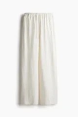 Pantalón largo color blanco, de punto de algodón, con cintura elástica y cordón ajustable.