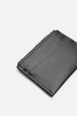 Tarjetero negro liso con compartimento principal con cierre mediante cremallera y dos posiciones para tarjetas.